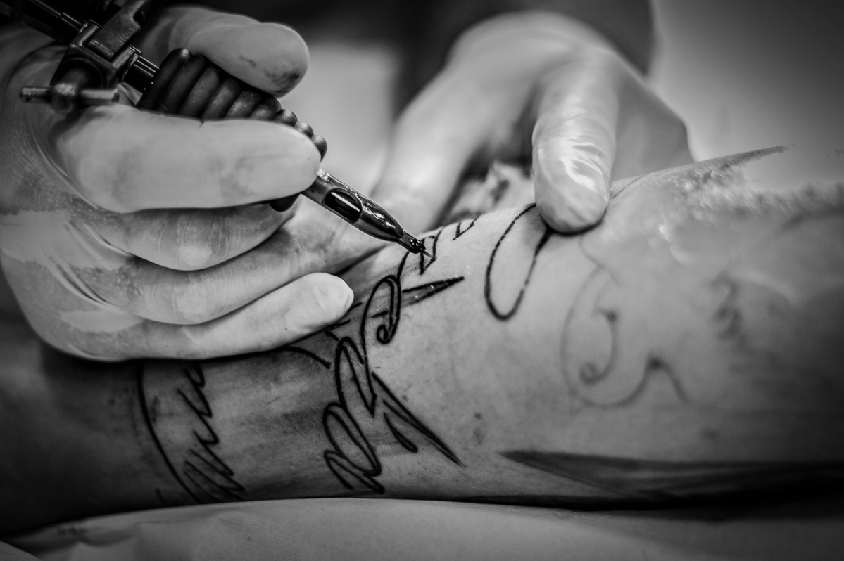 Sikkerhedsstyrelsen (@sik_dk) on Twitter photo I Danmark er der af hensyn til kundernes sikkerhed krav om, at tatovører skal være registrerede hos Sikkerhedsstyrelsen, før de må lave tatoveringer. Så tjek altid vores register inden en tatovering: sik.dk/tattooregister
Læs mere om hvorfor: sik.dk/nyheder/skal-d… I Danmark er der af hensyn til kundernes sikkerhed krav om, at tatovører skal være registrerede hos Sikkerhedsstyrelsen, før de må lave tatoveringer. Så tjek altid vores register inden en tatovering: sik.dk/tattooregister
Læs mere om hvorfor: sik.dk/nyheder/skal-d…