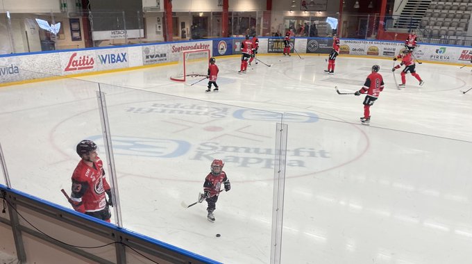 Leon vann en matchdag med Piteå Hockey!

Den 23e oktober startade vi en tävling på våra socialamedier där en lycklig vinnare fick bjuda en kompis på en hel matchdag tillsammans med vårt representationslag.
Den lycklige vinnaren blev Leon som bjöd med sin lillebror Noel
#piteahc