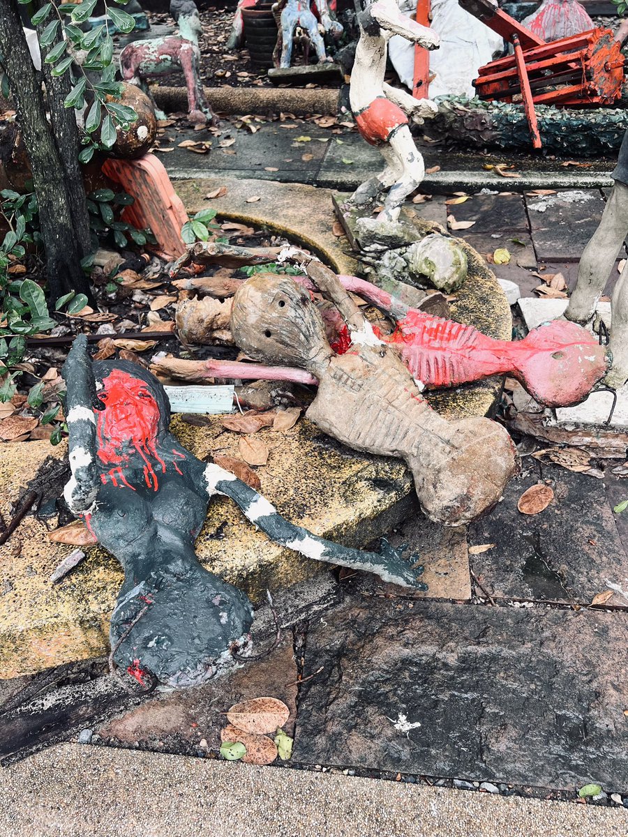 「今日訪れた地獄寺。 残念ながら老朽化が激しく、かなりの像が打ち捨てられていました」|たーれっくのイラスト