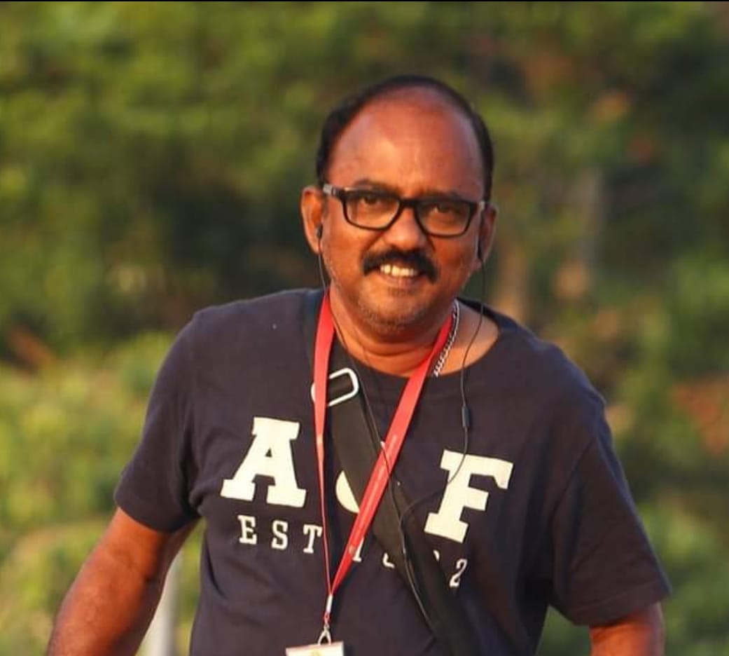 Udhaystalin's tweet image. விகடன் குழும முன்னாள் முதன்மை புகைப்படக் கலைஞரான மூத்த பத்திரிகையாளர் சு.குமரேசன் அவர்களின் மறைவு மிகுந்த வேதனையளிக்கிறது. முத்தமிழ் அறிஞர் கலைஞர் அவர்களின், பல்வேறு வரலாற்றுச் சிறப்புமிக்க புகைப்படங்களை எடுத்தவர் - கழகத்தின் முக்கிய தருணங்களையும் - தமிழ்நாட்டு அரசியல்…