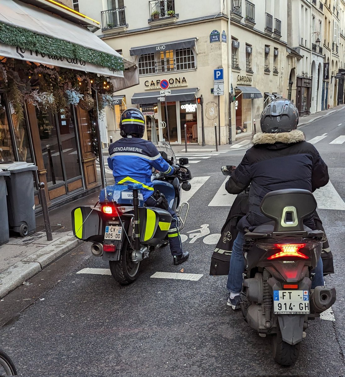 Bonjour <a href="/Gendarmerie/">Gendarmerie nationale</a>, la ligne d'effet et le picto vélo au sol, à votre avis ils servent à quoi ?
(Les autres, dites rien)

(Photo prise ce matin, rue Bonaparte)