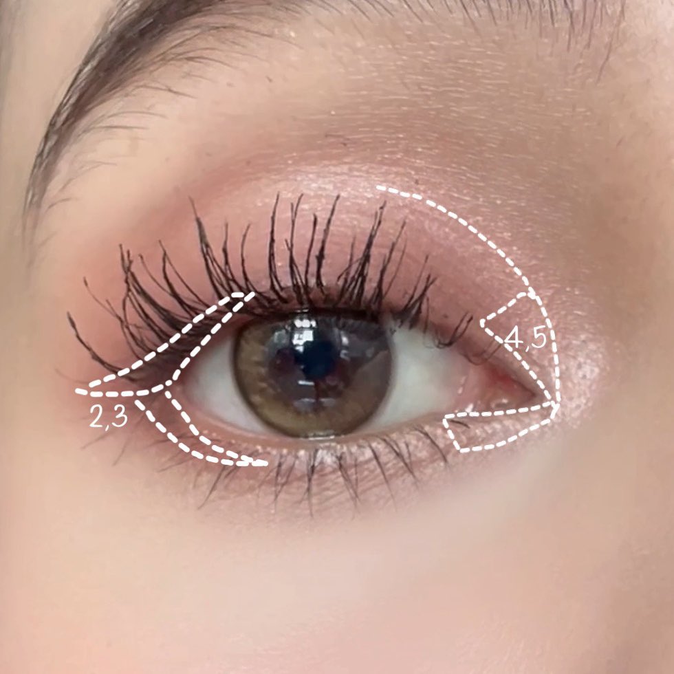 reviewchoey's tweet photo. เอาลุ๊คที่แต่งบ่อยๆมาฝากคับ แต่งง่าย ไว สวยเอาอ��ู่แน่นอนน✨

How to 
1.ใช้สี 1 ทาเบลนให้ฟุ้งทั่วเปลือกตาบนเลย 
2.ใช้สี 2,3 ผสมกันระบายหางตาเป็นรูปตัววีอแบบในรูปเลย (หางตาบน,ล่าง) 
3.ใช้สี 4,5 ผสมกัน ใช้แปรงหัวเล็กๆ ลงหัวตาตามรูป แล้วค่อยๆปาดขึ้นไป ตามเส้นเลยย จะได้ความละมุน วิ้งเล่นแสงสุดๆ 

ลองแต่งกันดูน้าา ไม่ยากคับ✨🥹