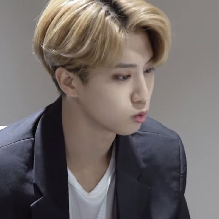 stayvividxz's tweet photo. Tomorrow                     TOMORROW 
StrayKids                      STRAYKIDS 
Comeback                   COMEBACK https://t.co/fRwsGsqCln