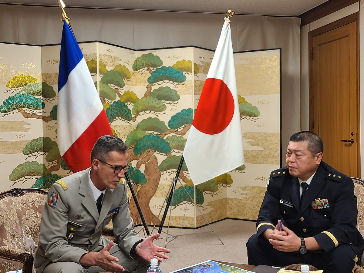 CombatsFuturs's tweet photo. En visite au Japon, le général Vidaud, s’est entretenu avec son homologue, le général Hiroe, commandant le TERCOM, et le lieutenant général Kobayashi, vice chef d'état-major de la Force terrestre d'autodéfense japonaise (JGSDF).
#France #Japon #CDEC #TERCOM #JGSDF https://t.co/bLfWe8J8Hd