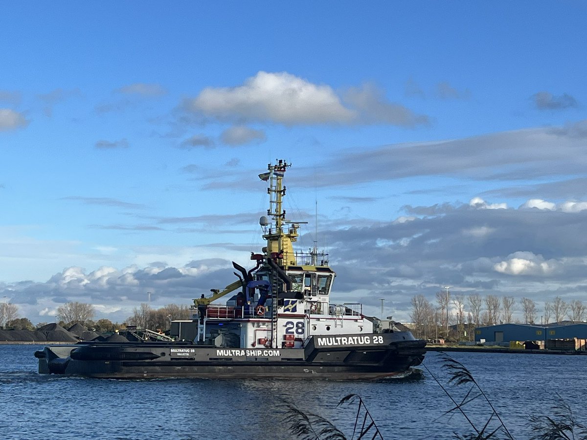 hon_joke's tweet photo. Goedemorgen wens jullie een fijne donderdag! 😘☕️🛥️#Kanaal
#GentTerneuzen #Multratug28 en de #Multratug22 en het schip de #Helle …van dinsdagmiddag bij Terneuzen langs gefietst! https://t.co/wgdUHuUQcy