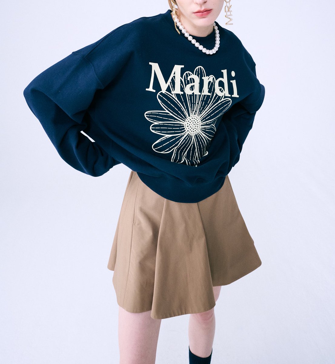 suffsun's tweet photo. พร้อมส่ง mardi sweatshirt black cream , navy cream ตัวละ 2350 free ems 🛒🍈 https://t.co/ui9DR7J8cg