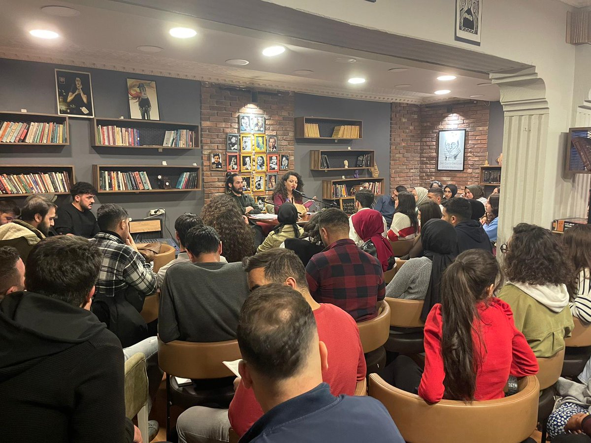 Şair @cemedloma etkinliğimizden geriye kalanlar.  Paylaşmanın olağanüstü güzelliğiyle beraberdik. Kendisini ağırlamaktan mutluluk duyduk.Bizi yalnız bırakmayan bütün dostlarımıza da teşekkürü borç biliriz. 🍀💜😊