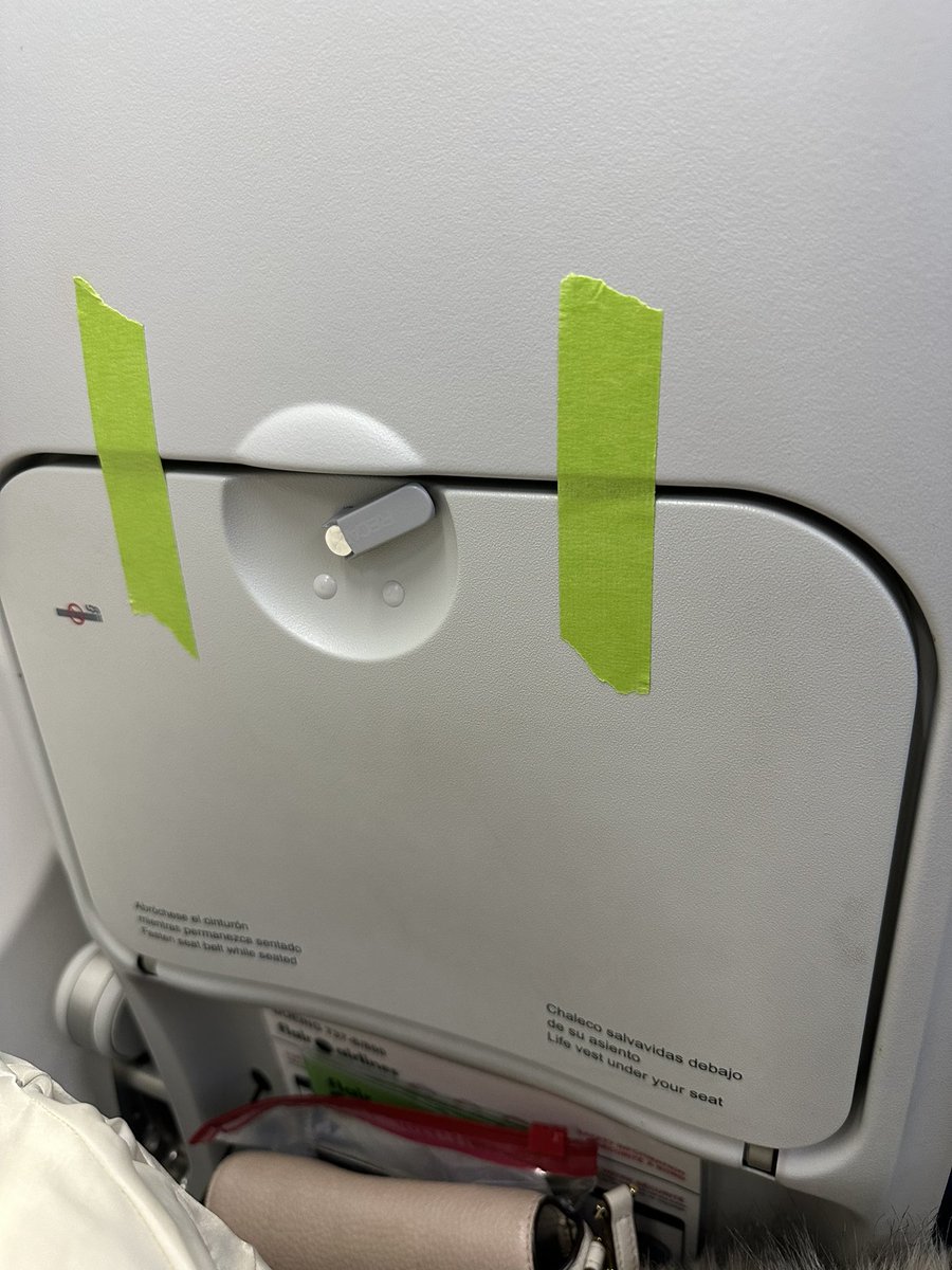Travelling with #flair airlines. Seat tray lock is broken, tray keeps opening! Solutions: 👇
#flightsafety #airlinesafety #canadianairlines #aviationsafety 
#passengersafety