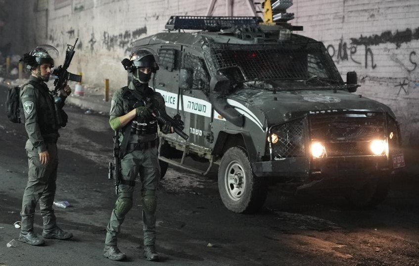 Defensa_Israel's tweet photo. Guerra en #Israel
Lo destacable a la mañana del 9 de noviembre
🇮🇱🔥🇵🇸🇱🇧🇸🇾🇮🇷🇾🇪
- Eliahou Benjamin Elmakayes, de 29 años, de Jerusalén, ha caído ayer en Gaza, y ya son 35 los militares israelíes muertos desde el inicio de la ofensiva.
- La Brigada Nahal ha tomado ayer el puesto avanzado 17, un importante bastión militar del Hamas-Daesh en Jabaliya, al norte de Gaza.
- Nuevamente anoche Tzahal ha operado intensamente en la Ciudad de Jenín, en Samaria, Cisjordania, en donde se han arrestado a 32 personas vinculadas al terrorismo.
- La situación en la frontera con el Líbano se mantiene estable y los combates entre Israel y Hezbollah se limitan a esporádicos intercambios de fuego, pero sin escalar a una guerra total.
- Dos aviones de combate estadounidenses F-15 arrojaron múltiples bombas sobre una instalación de almacenamiento de armas cerca de Maysulun, en Deir el-Zour, Siria, que se sabía que era utilizada por la Guardia Revolucionaria de Irán.
- EEUU utiliza los mismos protocolos que Israel e informa a Rusia en el momento en que ataca algún blanco en Siria, evitando de esa forma cualquier incidente con las fuerzas militares rusas en Siria.
- Por segunda vez esta semana, la UNRWA, la agencia de ayuda de la ONU para los refugiados palestinos, anunció que entregó equipo médico y medicamentos de emergencia al Hospital Al-Shifa, en Gaza City.
- Italia desplegará un buque hospital en la costa de Gaza para ayudar a tratar a las víctimas del conflicto entre Israel y Hamas.
- Los ministros de Asuntos Exteriores del G7 (conformado por Alemania, Canadá, EEUU, Francia, Italia, Japón y Reino Unido) pidieron 'pausas al fuego' en Gaza pero no piden un 'cese al fuego', brindando así un apoyo fundamental a Israel.
- Recalcaron también el derecho de Israel a defenderse de acuerdo con el derecho internacional, y pidieron a Hamás que libere a todos los cautivos retenidos en Gaza.
- Israel informa que unos 50.000 residentes del norte de Gaza se desplazaron ayer hacia el sur de la franja aprovechando la ruta segura implementada por Tzahal a lo largo de la Ruta Salah el-Din. Dicha avenida se mantendrá abierta diariamente entre las 10:00 y las 14:00 horas.

Nuestra causa es justa  🇮🇱  Am Israel Jai 💪