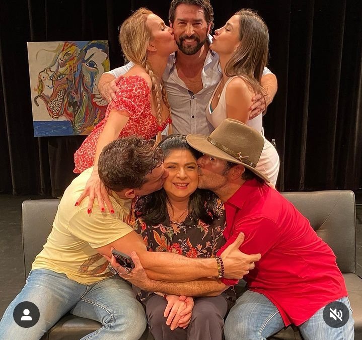 PsicoruffoO's tweet photo. #repost #losamantesperfectos
...
Estos amantes hicieron de la suyas en Nueva York #loqueando #ny #buenavibe #equipo #amor #juntos #granmanzana https://t.co/NJmKcR2zeQ