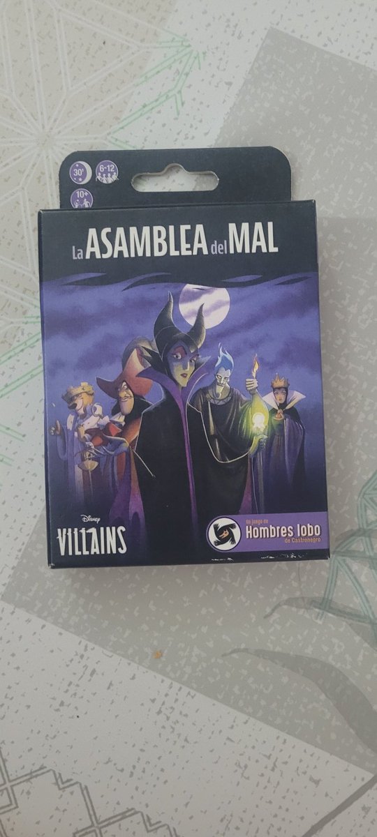 El de anoche que se me fue, ASAMBLEA DEL MAL, una  versión de villanos Disney del famoso juego lobo, también conocido como pueblo duerme, un juego fantástico cuando somos muchos en asaderos y fiestas donde compinchados con otros villanos podemos matar a  nuestros amigos 🙄🖤