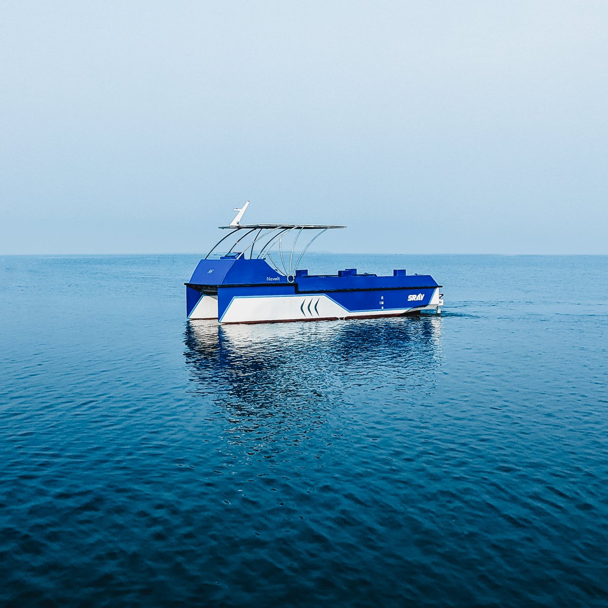 Setting sail with SRAV, the ocean's true-blue champion.

#solar #navalt #nature #srav #boat #solarboat #solarelectric #electricboat #ev #sustainable #fishing #fishingboat