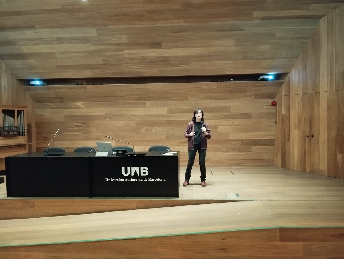 neusgonzalez's tweet photo. Avui, @eferro73 reflexionant al #mufps @EducacioUAB sobre què vol dir fer de docent a la secundària.
Conferència inaugural.
Gràcies Elena per compartir!!!! https://t.co/kQX2Pf0ZXl