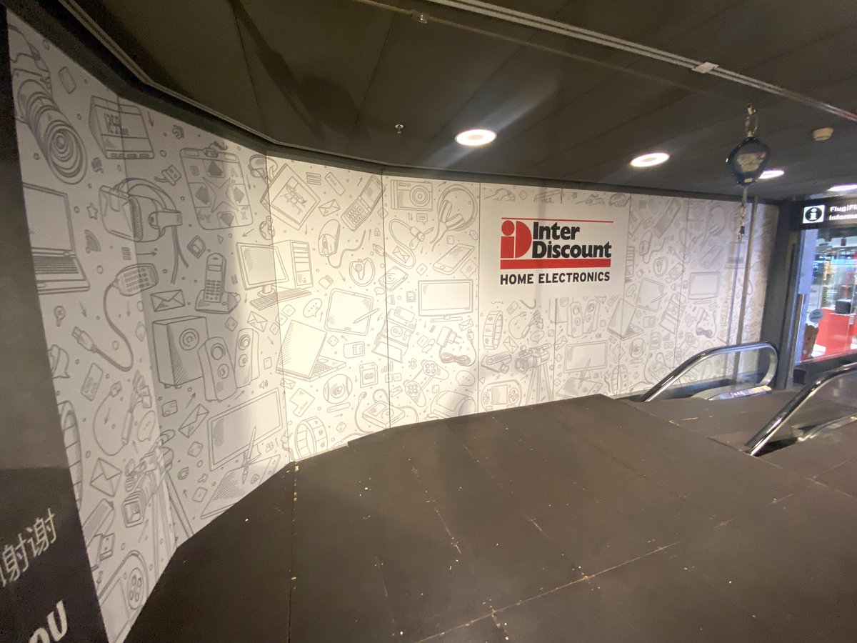 kursivag's tweet photo. Grossformatdruck und Montage über Rolltreppe Perron SBB Zürich Airport. Sicherung mit Gerüst und PSA-Auffanggurt. Kunde: Interdiscount, Jegenstorf.
Standort: Interdiscout Airport Shopping, Kloten.
#werbetechnik #digitaldruck #kursivag #interdiscount.ch https://t.co/vmWFelFnYg