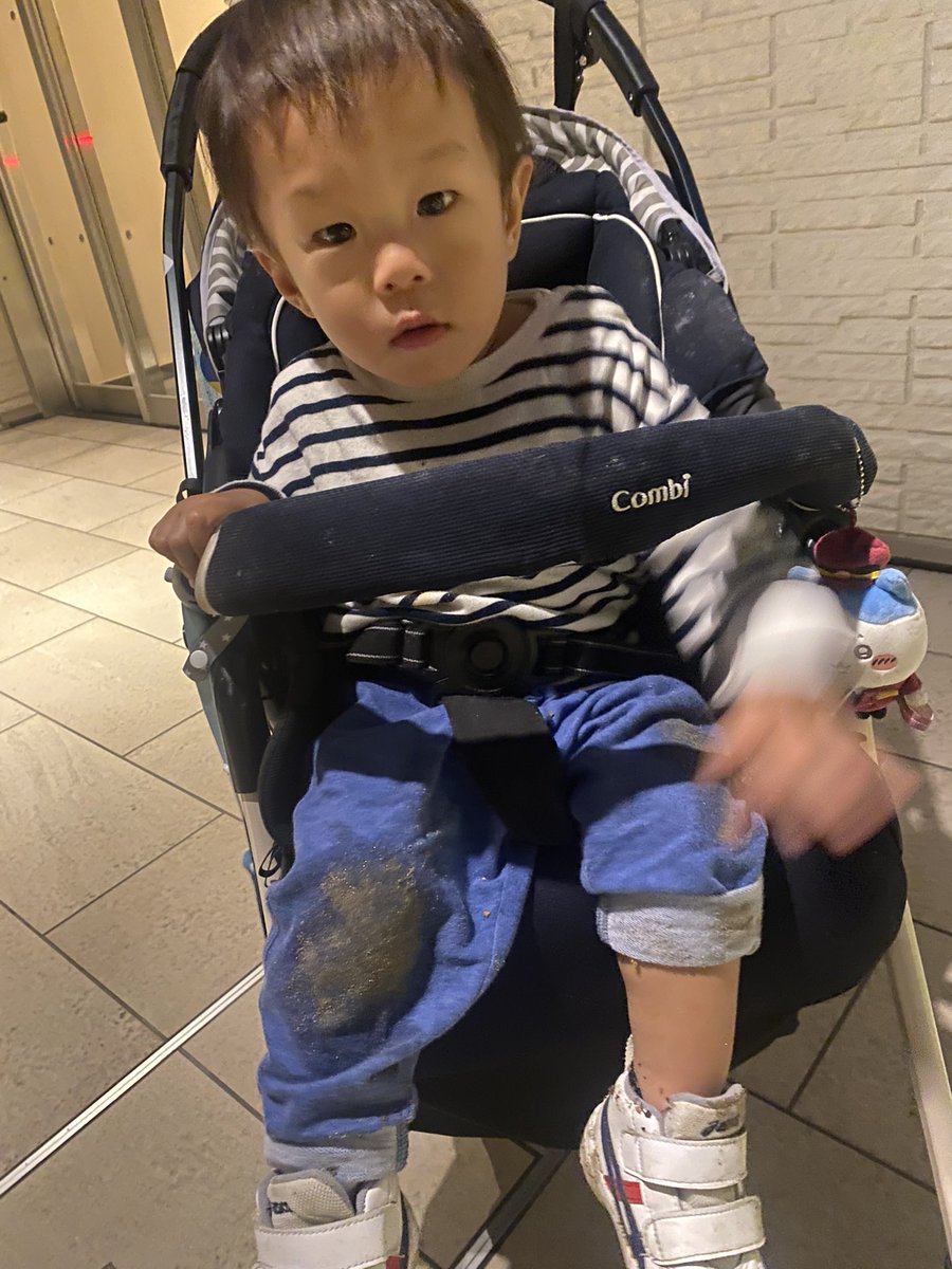 mami_kitagawa's tweet photo. 最近公園デビューした息子👶
今日は無事泥水につっこみ、どろんこ記念日となりました😇
日が暮れ始めると、走り回る子供たちが門限を気にし始め、、
「アレクサー！今何時！？」
という声がこだまする令和の公園です⛲️ https://t.co/hFsP4TDKJy