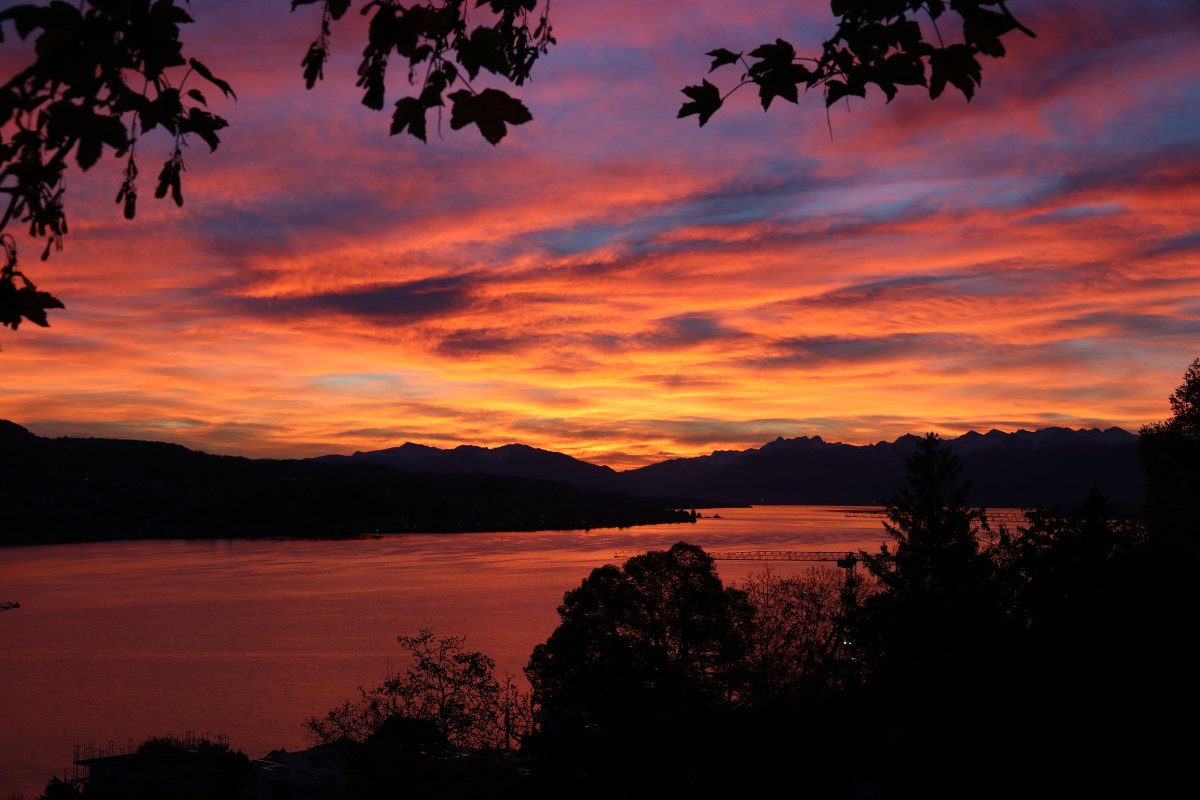 meteoschweiz's tweet image. #Morgenrot, schlecht Wetter droht? Das farbenprächtige Morgenrot kündigt heute tatsächlich eine aus Westen herannahende Störung an. Fotos: D. Gerstgrasser &amp;amp; Meteomeldungen/App