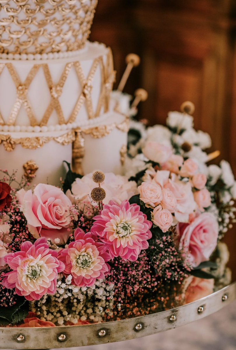 Opulent #weddingcake in #whiteandgold #baroquecake #rococo #whiteandgoldcake #opulencia