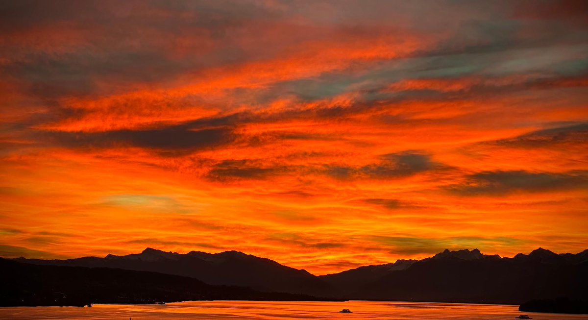 meteoschweiz's tweet image. #Morgenrot, schlecht Wetter droht? Das farbenprächtige Morgenrot kündigt heute tatsächlich eine aus Westen herannahende Störung an. Fotos: D. Gerstgrasser &amp;amp; Meteomeldungen/App