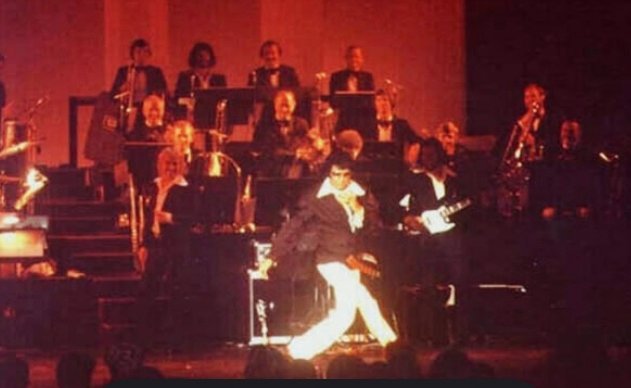 elvis at a tom jones show on stage w/ him 

you know it's true love when you allow a man to crash your show get on your stage &amp; then stand aside while he gives a karate demo 

imagine being in that audience..tom jones elvis presley &amp; karate on one 
stage 

caesars palace
1974 ~