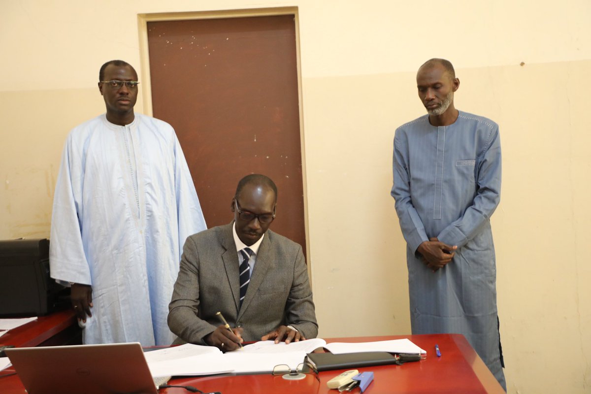 UCAD_Senegal's tweet photo. #PASSATION_SERVICE 🤝
L’Ecole Nationale Supérieure des Mines et de la Géologie #ENSMG ex #IST a un nouveau directeur
Le Vice-recteur, Pr Mohamed Bachir Niang a présidé ce mercredi 8 novembre la cérémonie de passation de service à la tête de l'école
Dr Abdoul Aziz NDIAYE, qui occupait le poste de Directeur, a officiellement cédé sa place au nouveau, Pr Mahamadane DIENE
Lors de cette rencontre, le Directeur sortant a souligné l'expertise de son successeur
Dr Abdoul Aziz NDIAYE a exprimé sa confiance envers Pr DIENE pour poursuivre la tradition d'excellence de cette institution prestigieuse
Il est à noter que l'École Nationale Supérieure des Mines et de la Géologie a l'honneur de compter parmi ses alumnis Son Excellence Macky SALL, le Président de la République du Sénégal.
#ucad #kebetu #compublique