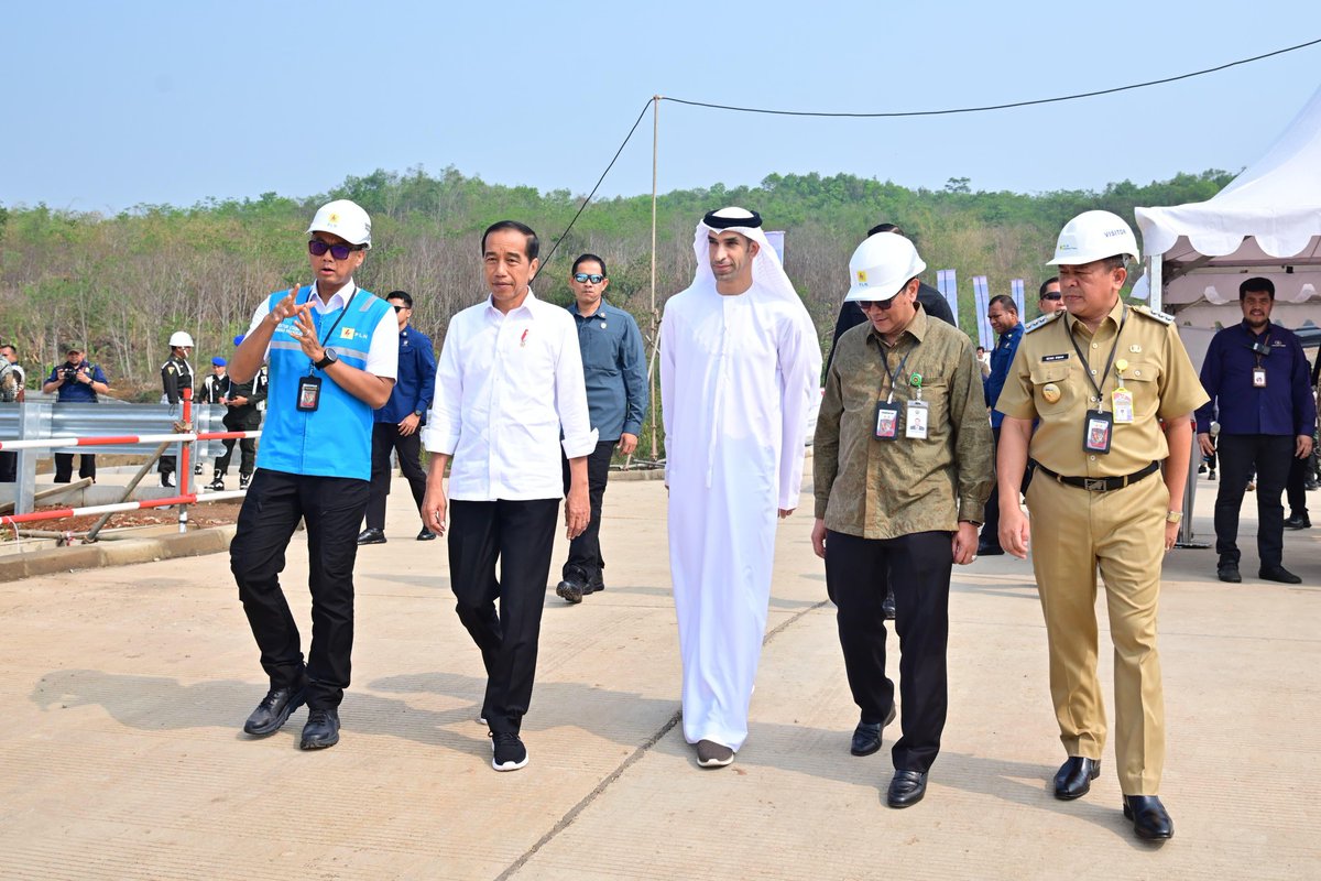 jokowi's tweet photo. Hari ini, saya meresmikan selesainya pembangunan pembangkit listrik tenaga surya (PLTS) terapung Cirata di Kabupaten Purwakarta, Jawa Barat. Peresmian PLTS ini akan tercatat sebagai hari yang bersejarah karena mimpi besar kita untuk membangun pembangkit energi baru terbarukan dalam skala besar akhirnya bisa terlaksana.

PLTS Terapung Cirata yang berada di atas Waduk Cirata memiliki kapasitas 192 megawatt peak (MWp). Selain PLTS, di kawasan waduk ini juga telah ada pembangkit listrik tenaga air (PLTA) dengan kapasitas 1.000 megawatt. 

Pembangunan PLTS tersebut merupakan hasil kerja sama antarkementerian bersama PLN, serta kolaborasi dengan perusahaan dari Persatuan Emirat Arab. Dengan teknologi yang telah ada, saya yakin seluruh potensi energi baru terbarukan di Indonesia dapat dimanfaatkan dengan baik.