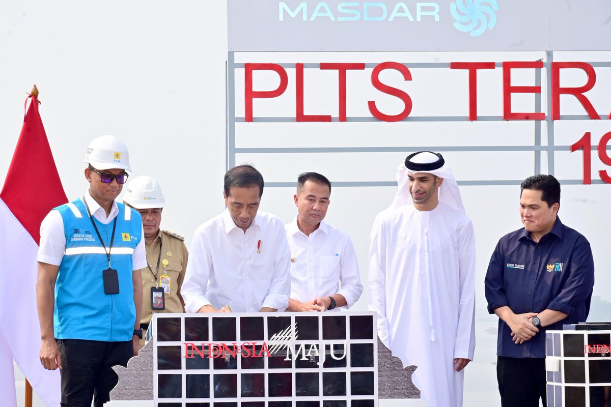 jokowi's tweet photo. Hari ini, saya meresmikan selesainya pembangunan pembangkit listrik tenaga surya (PLTS) terapung Cirata di Kabupaten Purwakarta, Jawa Barat. Peresmian PLTS ini akan tercatat sebagai hari yang bersejarah karena mimpi besar kita untuk membangun pembangkit energi baru terbarukan dalam skala besar akhirnya bisa terlaksana.

PLTS Terapung Cirata yang berada di atas Waduk Cirata memiliki kapasitas 192 megawatt peak (MWp). Selain PLTS, di kawasan waduk ini juga telah ada pembangkit listrik tenaga air (PLTA) dengan kapasitas 1.000 megawatt. 

Pembangunan PLTS tersebut merupakan hasil kerja sama antarkementerian bersama PLN, serta kolaborasi dengan perusahaan dari Persatuan Emirat Arab. Dengan teknologi yang telah ada, saya yakin seluruh potensi energi baru terbarukan di Indonesia dapat dimanfaatkan dengan baik.
