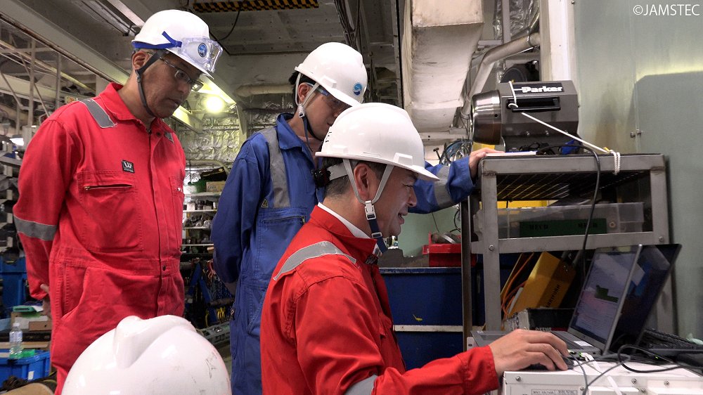 Chikyu_JAMSTEC's tweet photo. \Aboard #Chikyu scientists are busy even w/o drilling⁉️/
Yes❗️ In the Core Tech Workshop, they're busy connecting & checking sensors for the borehole👀
After deploying the #OpticalFiberStrainMeter below the seafloor, it'll be permanently set in place w/cement‼️
#SeizeSlowSlip https://t.co/qpJFE4zoIw