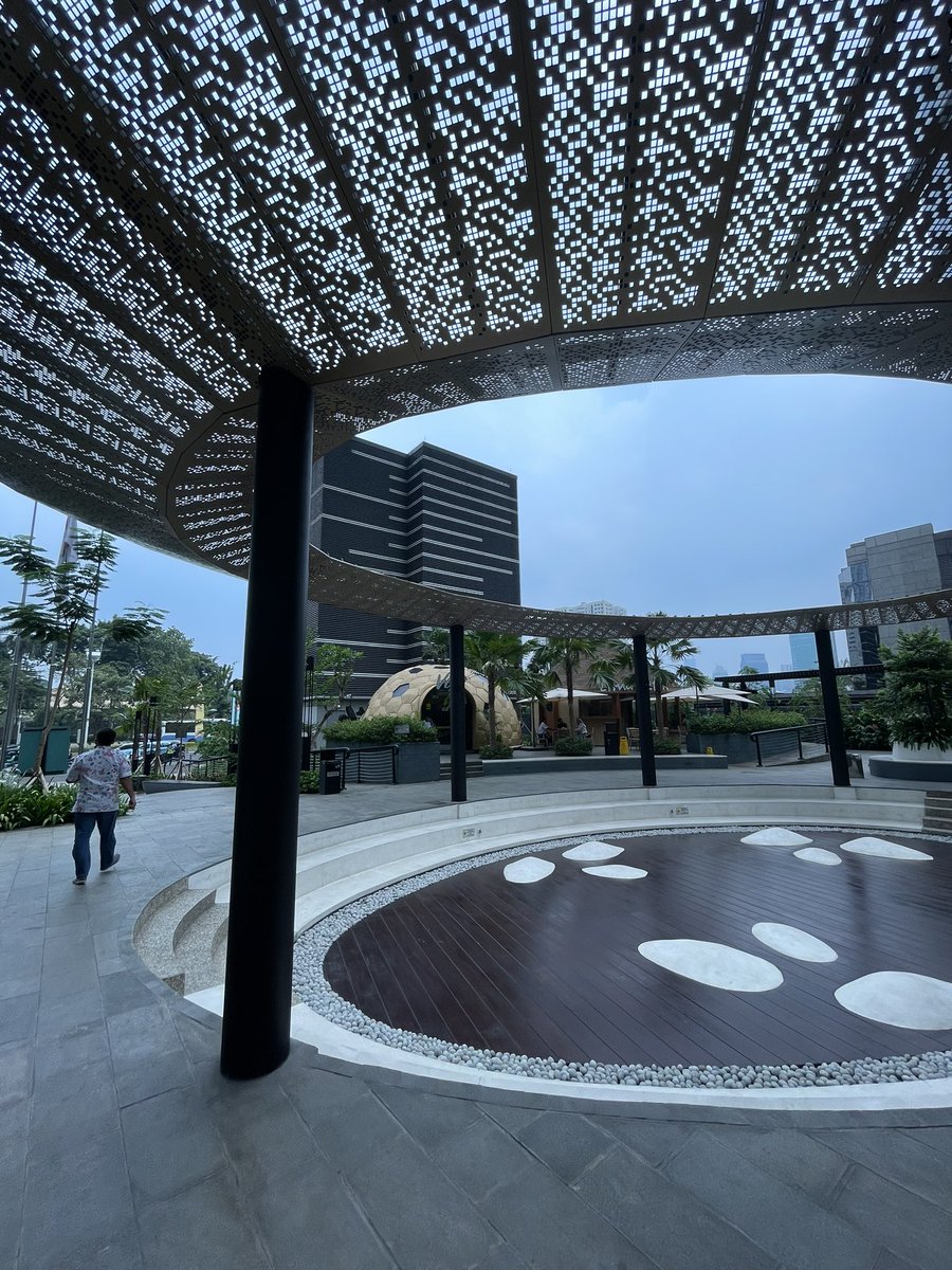 adriansyahyasin's tweet photo. Di tengah banyaknya gedung-gedung baru di Jakarta yang cenderung benci sekali dengan pejalan kaki, ada satu gedung di Jakarta yang patut jadi contoh:

Bumi Daya Plaza (Menara Mandiri) ini berhasil mengubah halaman depan mereka menjadi ruang terbuka dan akses pedestrian yang apik dan menarik! Meruntuhkan pagarnya dan menambah ruang komersil baru harusnya jadi contoh buat bangunan lain yang alergi sama pejalan kaki

Isunya bahkan akan ada akses langsung ke MRT dari kompleks bangunan ini, semoga terwujud ya ☺️
