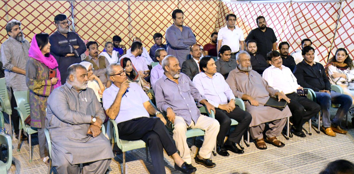 allaboutmqm's tweet photo. ڈپٹی کبوینئیر ایم کیو ایم پاکستان انیس قائمخانی کی اراکین رابطہ کمیٹی کے ہمراہ ،سوسائٹی ریذیڈنس کمیٹی اور گلشن ریذیڈنس کمیٹی کے معززین سے پاکستان ہاؤس میں ملاقات ۔

ریذیڈنس کمیٹیز کے فوکل پرسنز کے ناموں کا اعلان کیا اور عوامی رابطے تیز کرنے کی ہدایت بھی دی @MQMPKOfficial https://t.co/FArE4trLY6