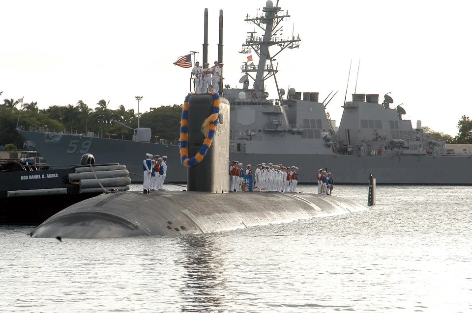 ⚓️🇺🇸 @USNavy Los Angeles Flight III 688i (Improved) class attack #submarine USS Columbus (SSN 762) returns to her homeport, Pearl Harbor. Arleigh Burke-class #destroyer USS Russell (DDG-59) in the bg. 28 Apr 2004 #DDG59 #SSN762 #nuclear