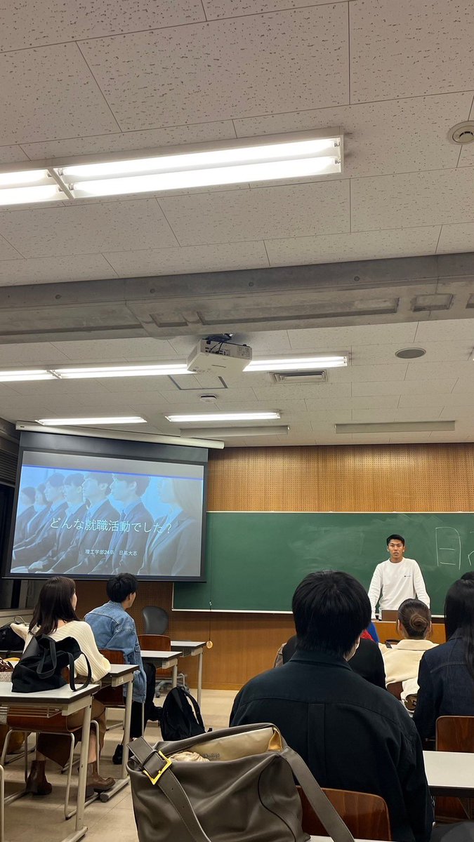 RootSeikei2020's tweet photo. 【11月8日 定例MTG🌱】

今回のmtgでは、4年生の先輩方に就活のお話をして頂きました！✍🏻とてもタメになる話が沢山あったので、上手く今後に活かしていきたいです！

そして欅祭も来週に迫ってきました！
ルーツの「もちもちルーツボール」、是非お待ちしています✨✨

#RootSeikei
#成蹊大学 https://t.co/G9HPlMjhBI