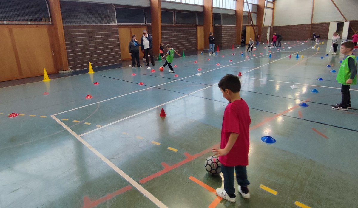 Usep50's tweet photo. Hier après-midi, les élèves usépiens du secteur de Saint-Lô ont pu découvrir quelques jeux collectifs. 67 enfants de GS / CP / CE1 ont pu profiter de cette belle animation à l'abri de la pluie. 
@Sportscolaire50 
@UsepNormandie 
@Ligue_Normandie 
@dsden50 https://t.co/qyin1SS6y7
