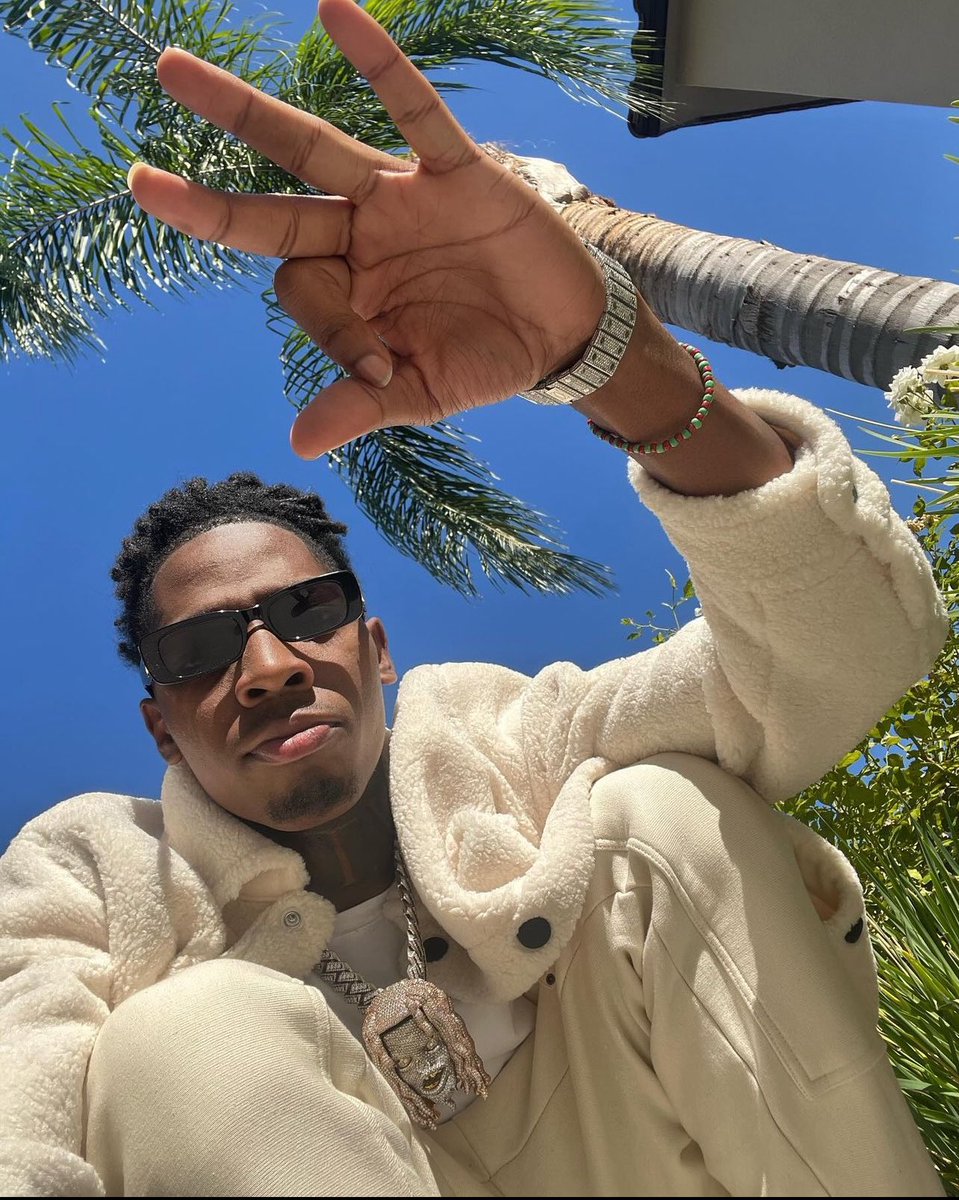WalkerBoyT's tweet photo. In this world ain’t no such thing as just being good and handsome to a bish… you gotta have a billion fuckin dollars 🙄 https://t.co/CuSZa3nOqi