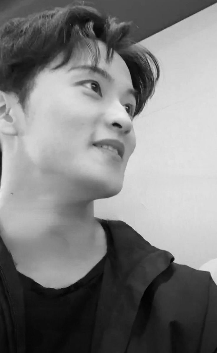 mark lee gf tweet media