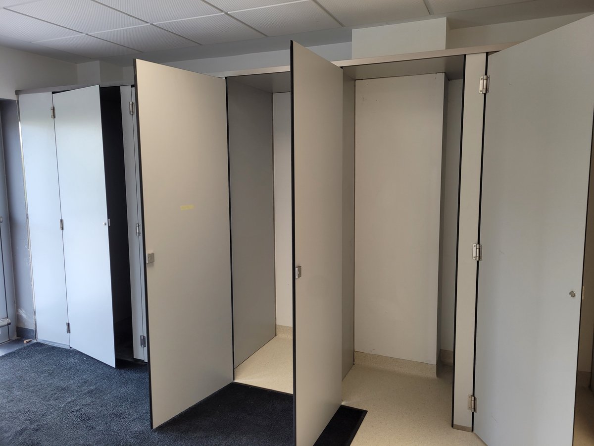 Instalaciones32's tweet photo. Ejecutados los trabajos de vestaurios a medida con material fenólico en #Polideportivo de #Urduliz. De esta forma se aprovecha un zona diáfana para aportar más espacio para los usuarios de la instalación.

#instalaciones360 #fenolico #equipamiento https://t.co/39UhhQeT7N