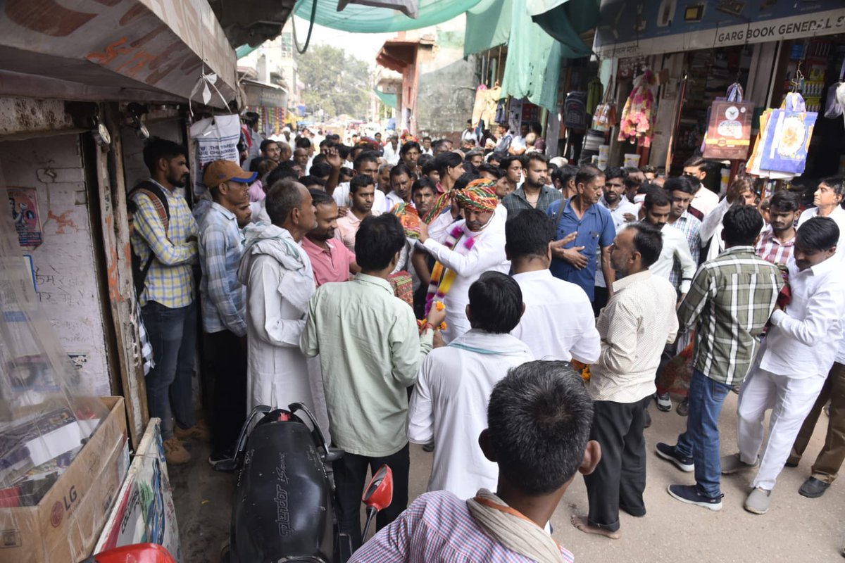 आज सपोटरा क़स्बे में जनसंपर्क के दौरान लोगों से मुलाकात कर उन्हें दीपावली की शुभकामनाएं दी। साथ ही बड़े बुजुर्गों से जीत का आशीर्वाद प्राप्त किया।🙏🏻

#sapotra #rameshmeena #rajasthanelection2023 #congress #rajasthan