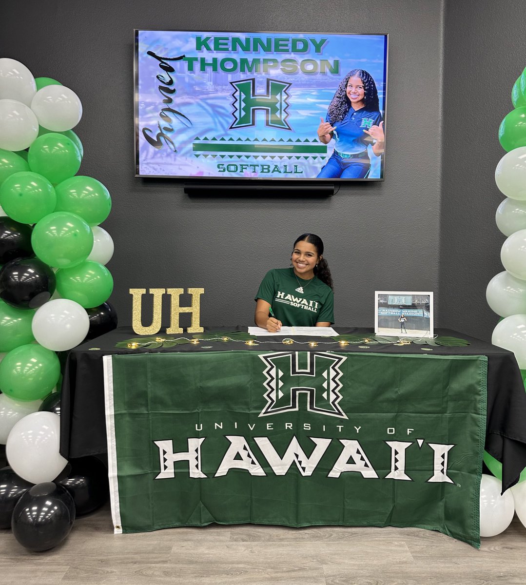 Signed, sealed delivered.. <a href="/UHawaiiSoftball/">Bob Coolen</a> I’m yours! Can’t wait for the next 4! So incredibly grateful! <a href="/HawaiiSB/">Hawaii Softball</a> 💚🤙🏽
#GoBows #hawaiisoftball #rainbowwahine