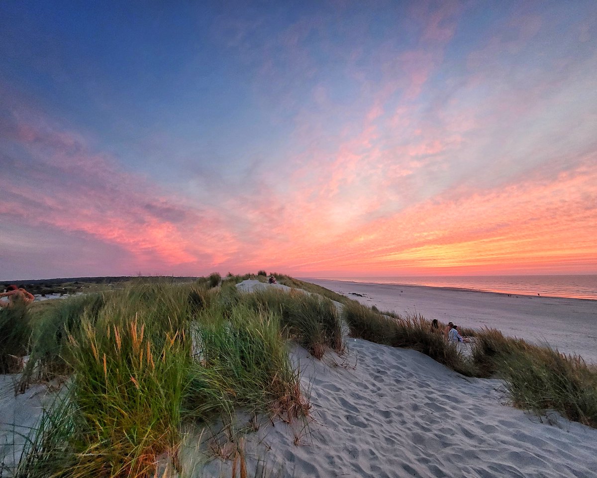 Het weer, de vuurtoren, duinen, kunst, het levert deze prachtige foto's op: vvvameland.nl/getinspired #Ameland