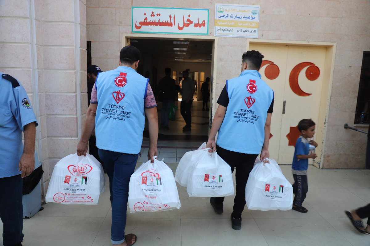 Türk Diyanet Vakfı, #Gazze'de 1500 kişiye sıcak yemek sağlıyor. 🔗dailyummah.com/diyanet-vakfi-…