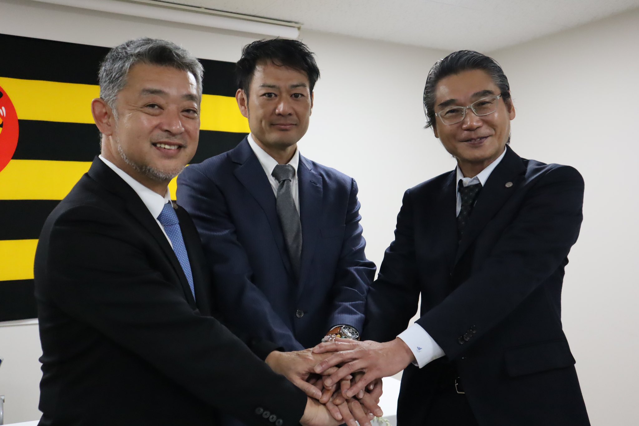 阪神2023日本一記念切手発売 岡田監督＆虎戦士9人が登場 | 株式