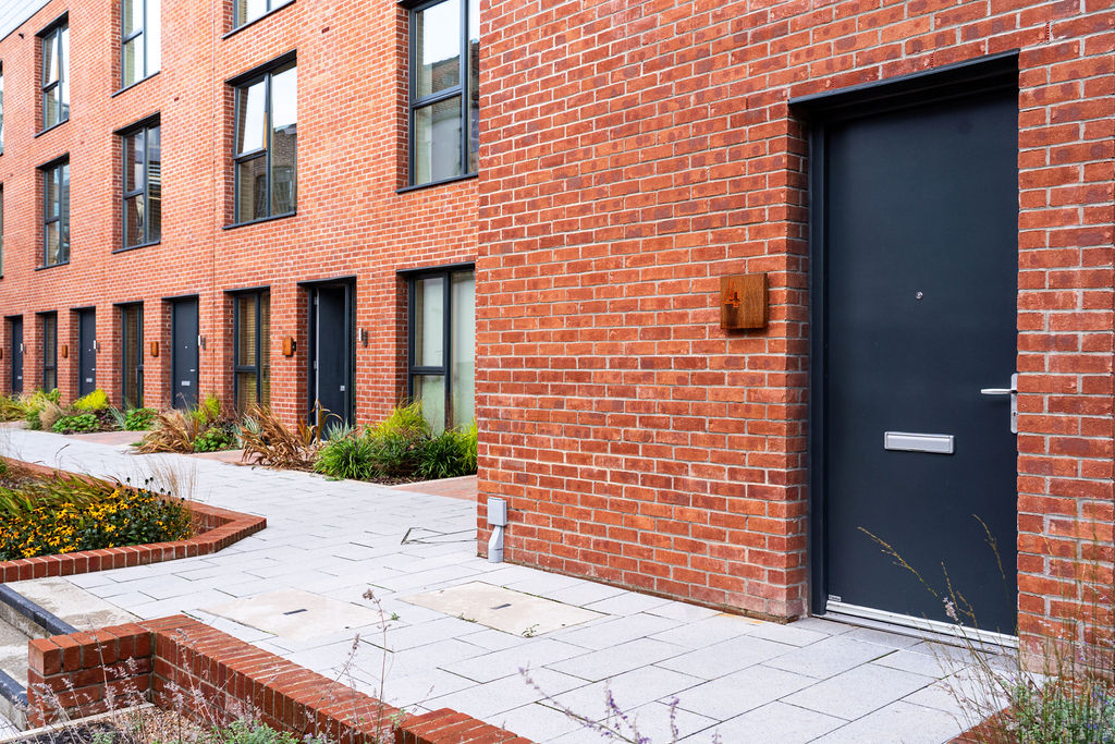 #Ironworks development is one of the few developments with city centre townhouses in #Leeds and includes outside space with your own front door. Not forgetting it’s only a 10-minute walk from Leeds Train Station! #ForSale #Townhouse #LeedsCityCentre #Holbeck #LeedsSouthBank