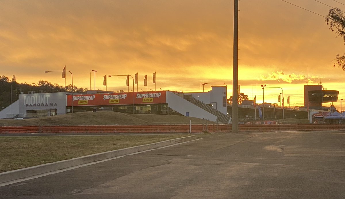 marcello_lotti's tweet photo. TCRWorldTour 🌏
TCRAustralia🇦🇺
Everything is ready in #Bathrust for tomorrow!!! A fabulous sunset 🌅 heralds good weather!
#TCRSeries #TCRAustralia #KumhoTCRWorldTour https://t.co/ynKpCIhpl0