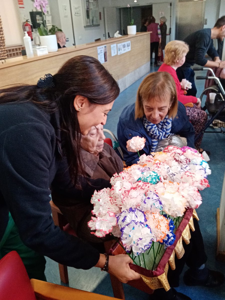 MiclaClaret's tweet photo. 🙌 En la #ResidenciaClaretGranada celebramos el Día del Padre Claret, nuestro patrón. 
🤗 Tras la eucaristía, tuvimos una pequeña fiesta y ofrenda floral con claveles elaborados por nuestros residentes.
💙 ¡Gracias a las personas que nos ayudaron!
👉 Más: https://t.co/mo12guBWjA https://t.co/XOtFD5gKhY