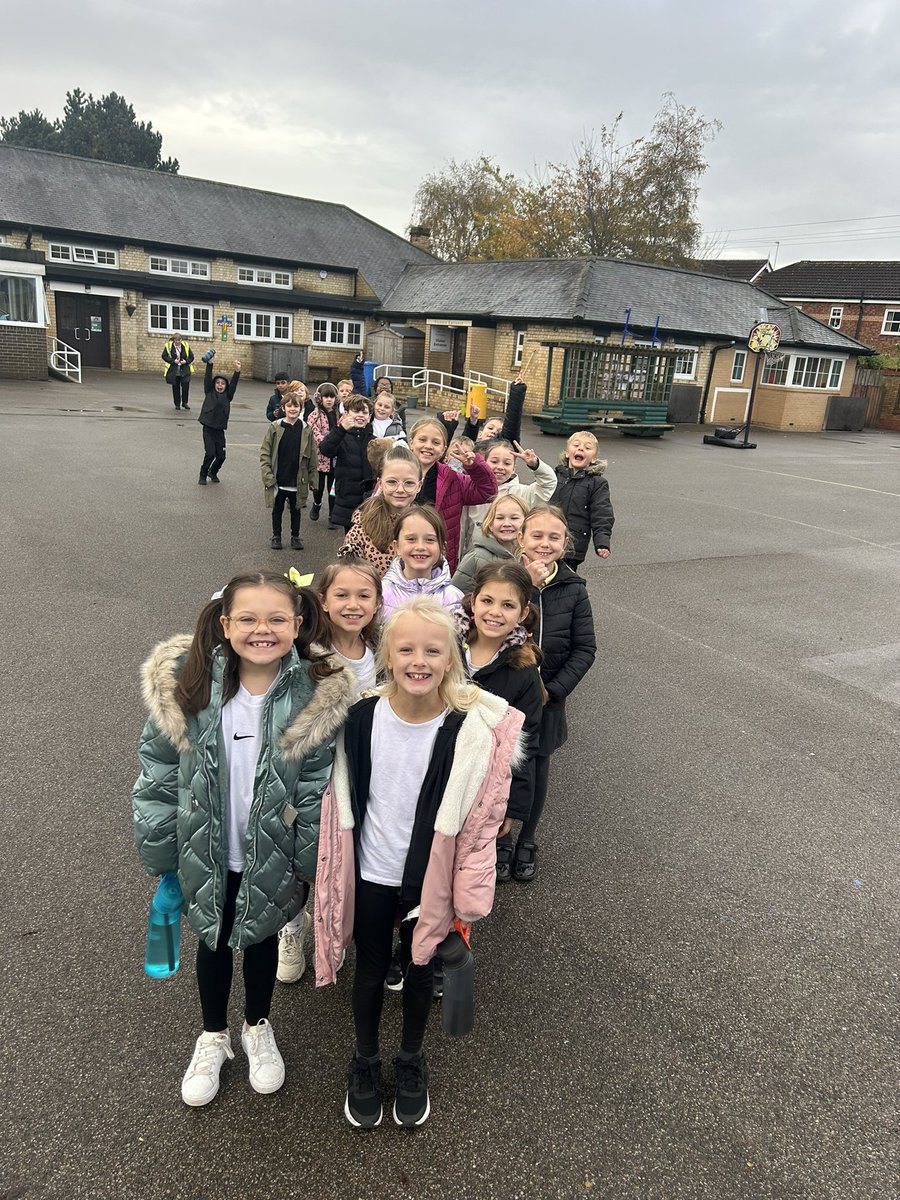 EndsleighHoly's tweet image. Miss Gawthorpe’s class are off to @HullUniSport for some badminton lessons 🏸 #activelessons