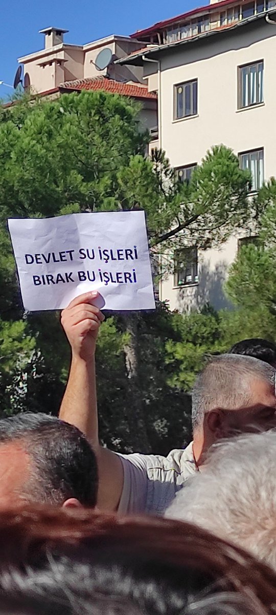 DSİ önünde #SuHakkı'mızı savunmak için basın açıklaması yaparak termik santrallerin su tahsislerinin ve yeraltı su rezervleri üstündeki maden ruhsatlarının iptalini istedik.