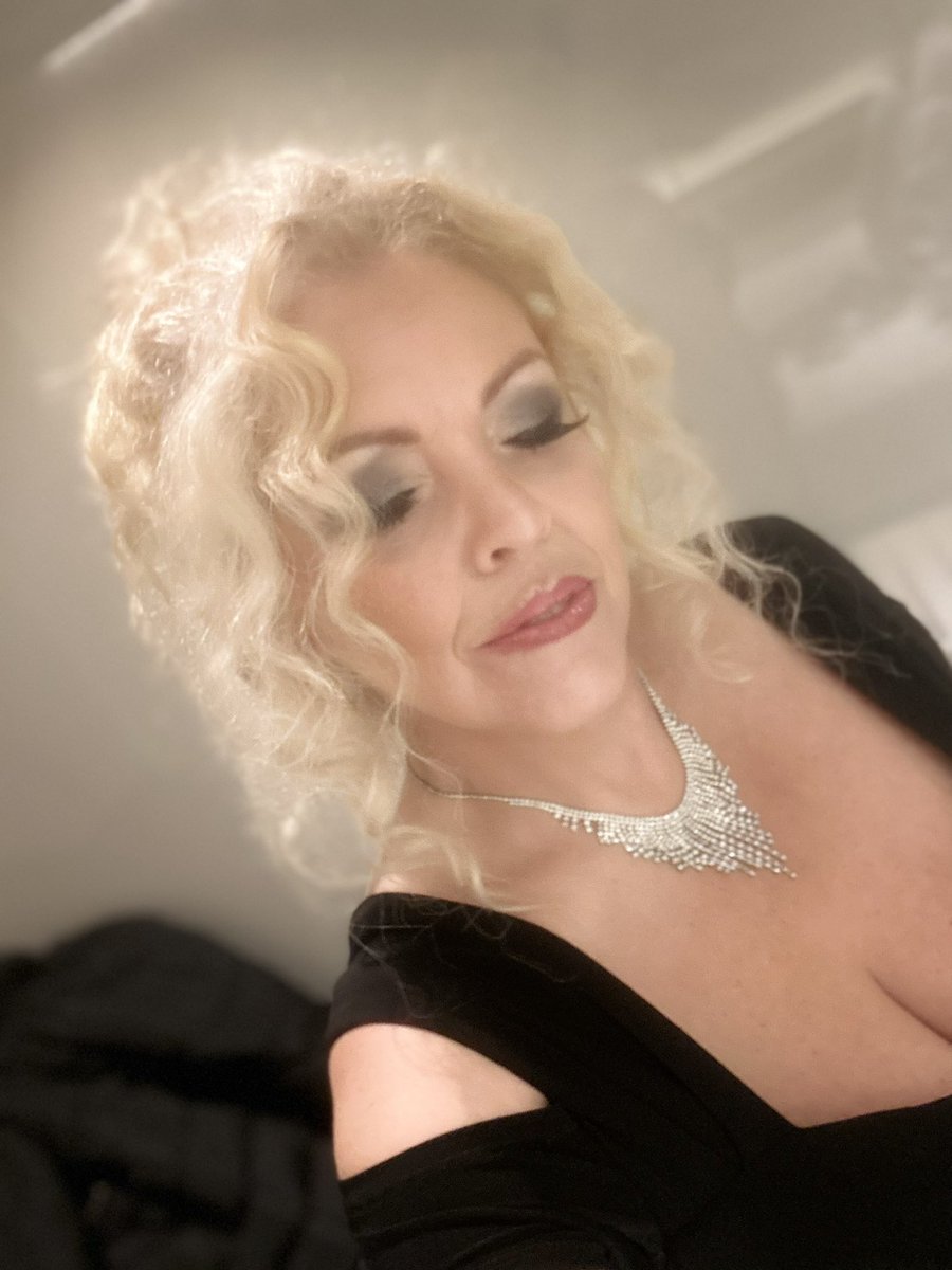 Leigh G (@leighwts) on Twitter photo Great night at <a href="/UKGlamourAwards/">UK Glamour Awards 🇬🇧</a> last night 😍
So good to bump into some very old friends, and also make a few new ones ☺️
Big shoutout to the amazing <a href="/MaddieRobinsMak/">MAKEUP by Maddie💄</a> for my hair and make up 😍 Great night at <a href="/UKGlamourAwards/">UK Glamour Awards 🇬🇧</a> last night 😍
So good to bump into some very old friends, and also make a few new ones ☺️
Big shoutout to the amazing <a href="/MaddieRobinsMak/">MAKEUP by Maddie💄</a> for my hair and make up 😍