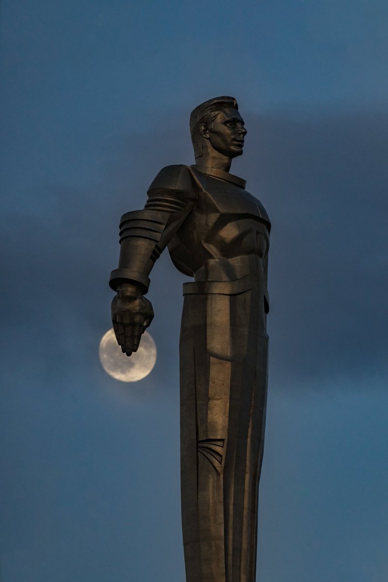 Good morning! (Monument to Yuri Gagarin, Leninskiy prospect, Moscow, Russia)