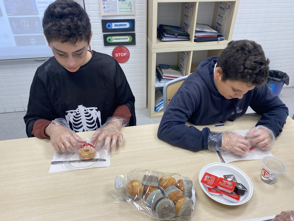 CCMiramadrid's tweet image. Un taller en el que aprendemos haciendo cocina creativa, transformando los alimentos en personajes de Halloween.
¡Podemos aprender divirtiéndonos y disfrutar con los compañeros degustando las recetas que hemos elaborado juntos!
#colegiomiramadrid #miramadrid #googlereference