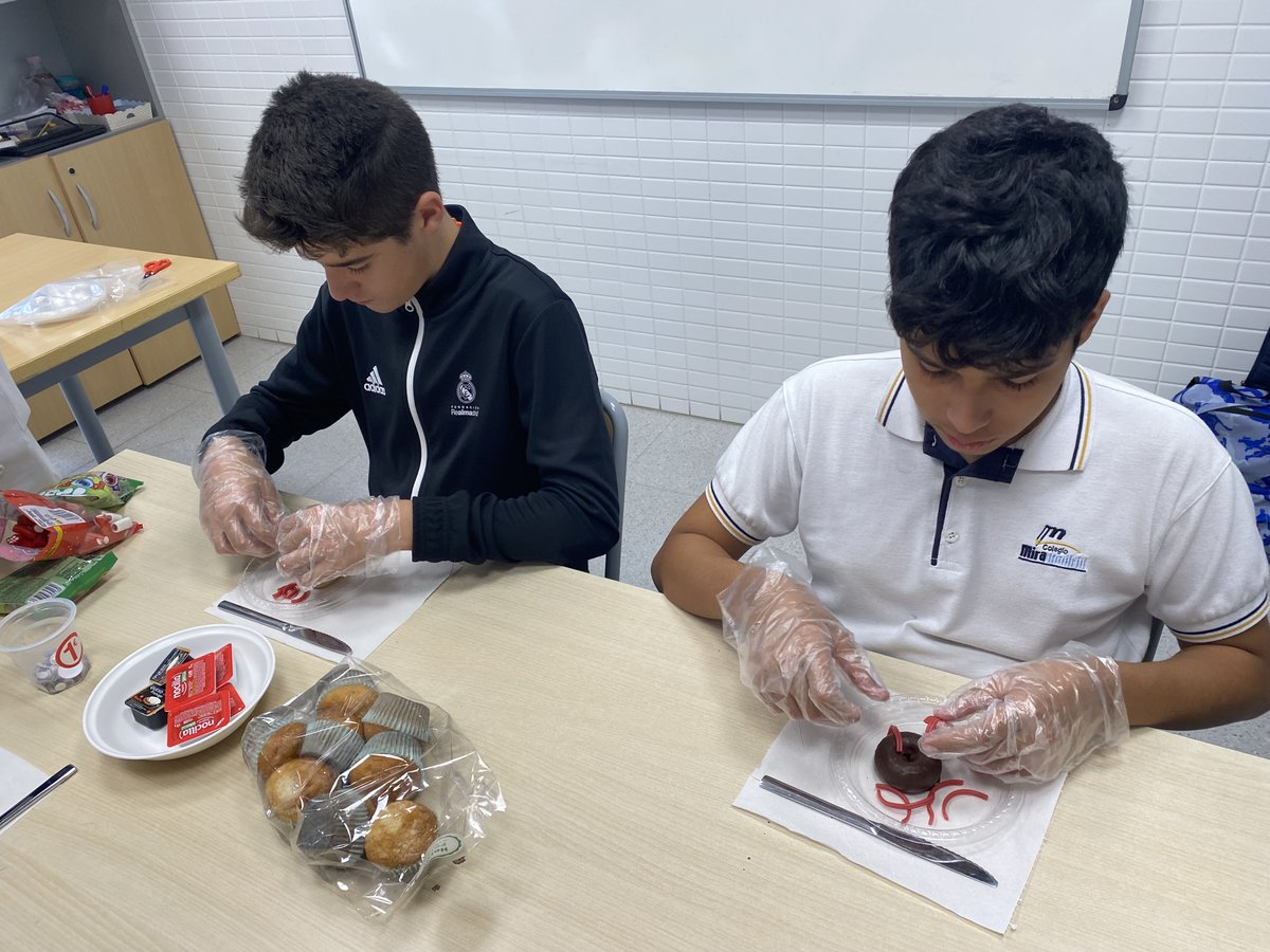 CCMiramadrid's tweet image. Un taller en el que aprendemos haciendo cocina creativa, transformando los alimentos en personajes de Halloween.
¡Podemos aprender divirtiéndonos y disfrutar con los compañeros degustando las recetas que hemos elaborado juntos!
#colegiomiramadrid #miramadrid #googlereference