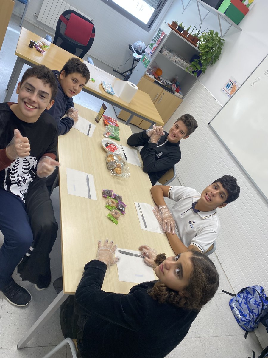 CCMiramadrid's tweet image. Un taller en el que aprendemos haciendo cocina creativa, transformando los alimentos en personajes de Halloween.
¡Podemos aprender divirtiéndonos y disfrutar con los compañeros degustando las recetas que hemos elaborado juntos!
#colegiomiramadrid #miramadrid #googlereference